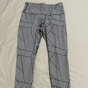 Old Navy ankle length workout pants in fun navy and white pattern.